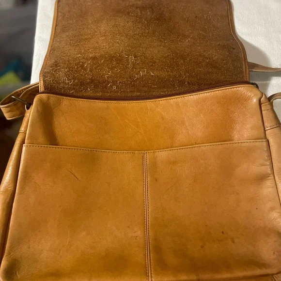 Classic Tan Leather Crossbody Messenger Bag - Picture 4 of 9